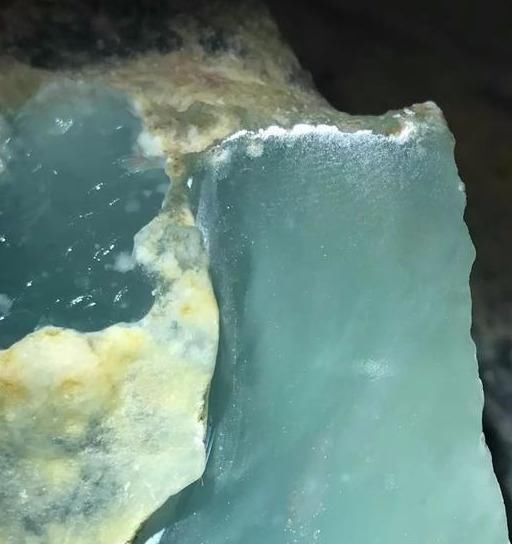 石木|翡翠原石木那白黄沙皮原料,切开后震惊了