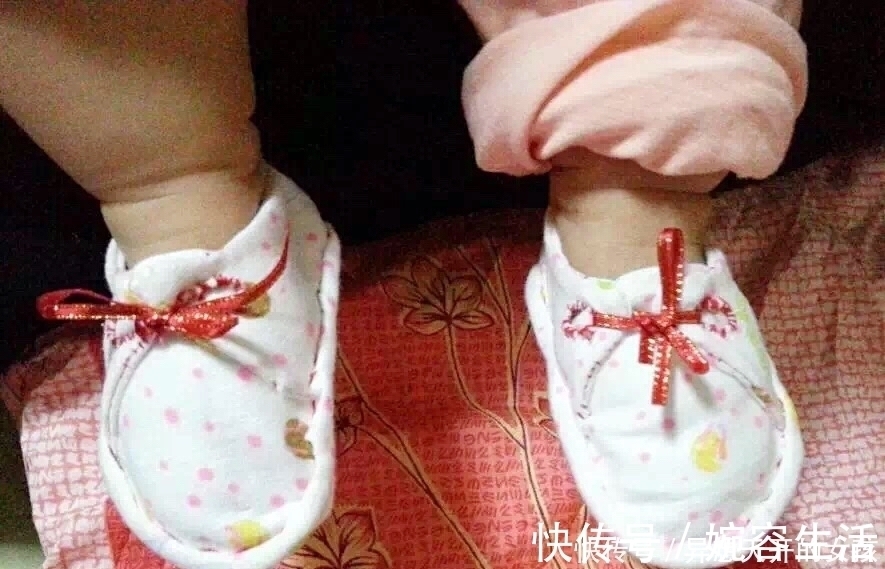 用女儿的旧衣服给她做的小鞋子,适合在家里穿