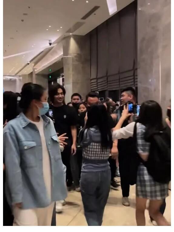 言承旭自從參加綜藝節目后身價暴漲，出入酒店被粉絲包圍翻紅成功