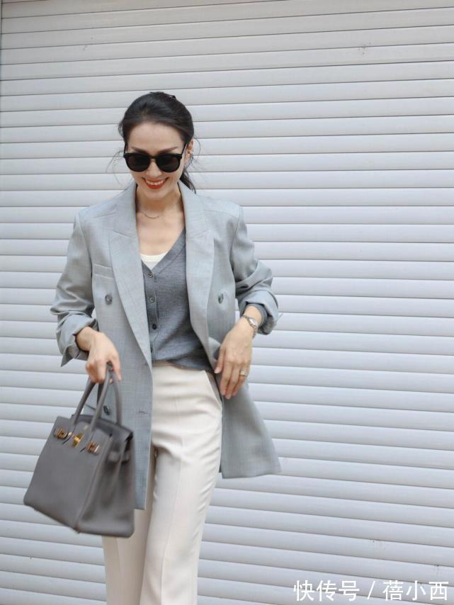 包包 穿衣简约高级的女性,春季都穿“西装”,看这些气质博主就知道了