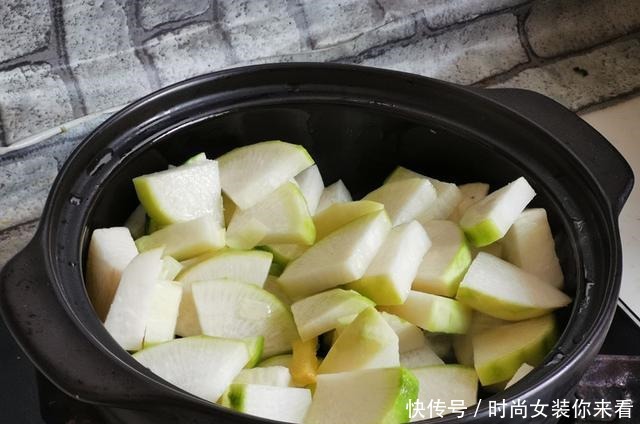 冬天就爱吃这菜,羊肉加萝卜一起炖不腥不膻,连锅一起端上桌