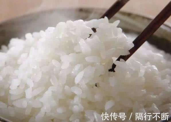 洗衣粉倒在米饭里太厉害了,解决了很多家庭困扰的烦恼,赶紧试试