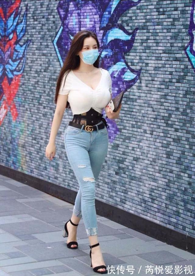 毛线|无袖毛线上衣，搭配深灰色鲨鱼裤，穿上去很凉爽
