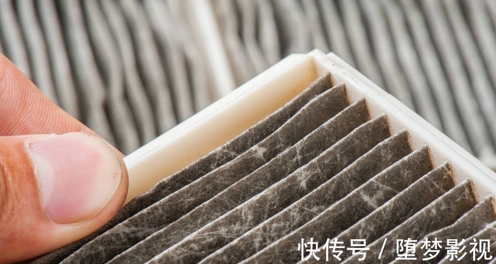打开车门|车内总有异味,是什么原因导致的呢?教你一招轻松解决