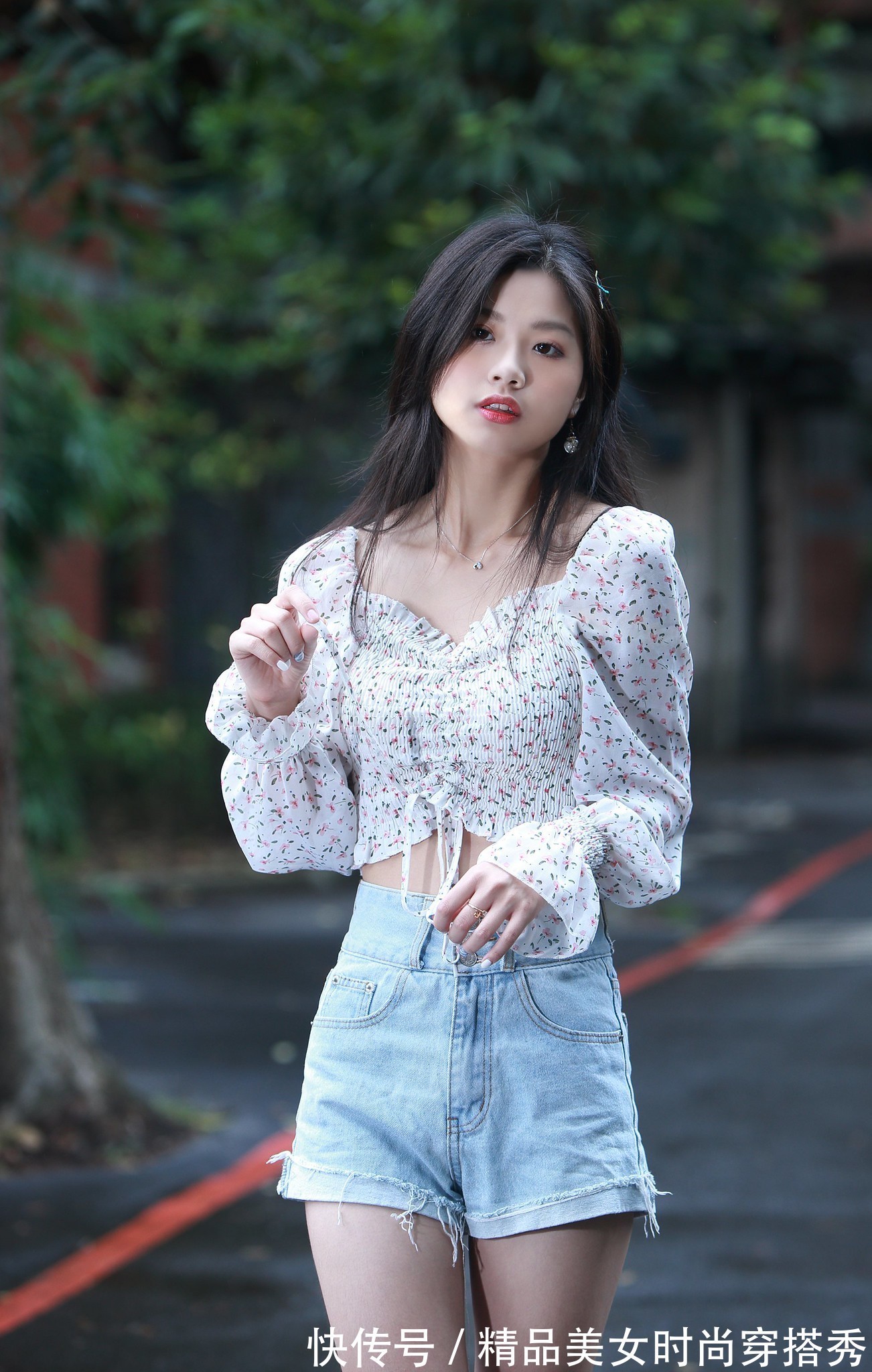 牛仔短裤|碎花的小衬衫搭配牛仔短裤,青春甜美气息浓郁