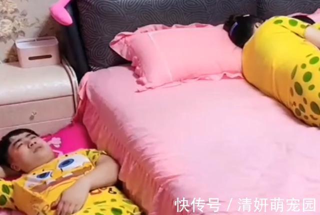 幸福感|爸爸偷偷爬上床,不巧被儿子发现,一脚把爸爸踢回了原位