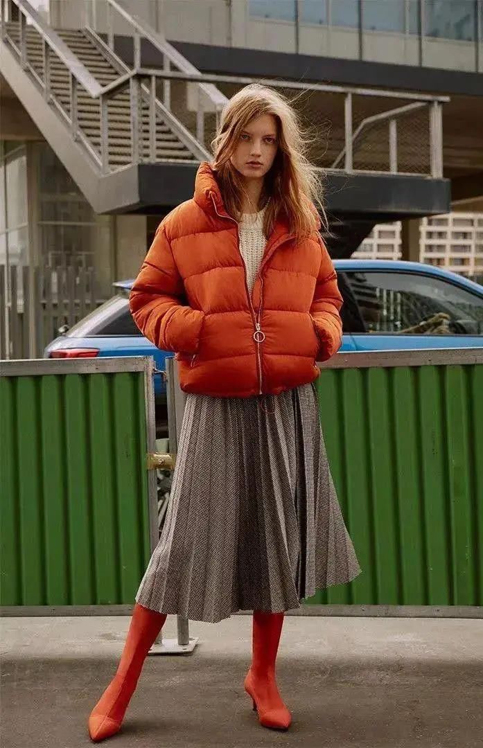 羽绒服+裙子=2021年最王炸组合，早穿早美！