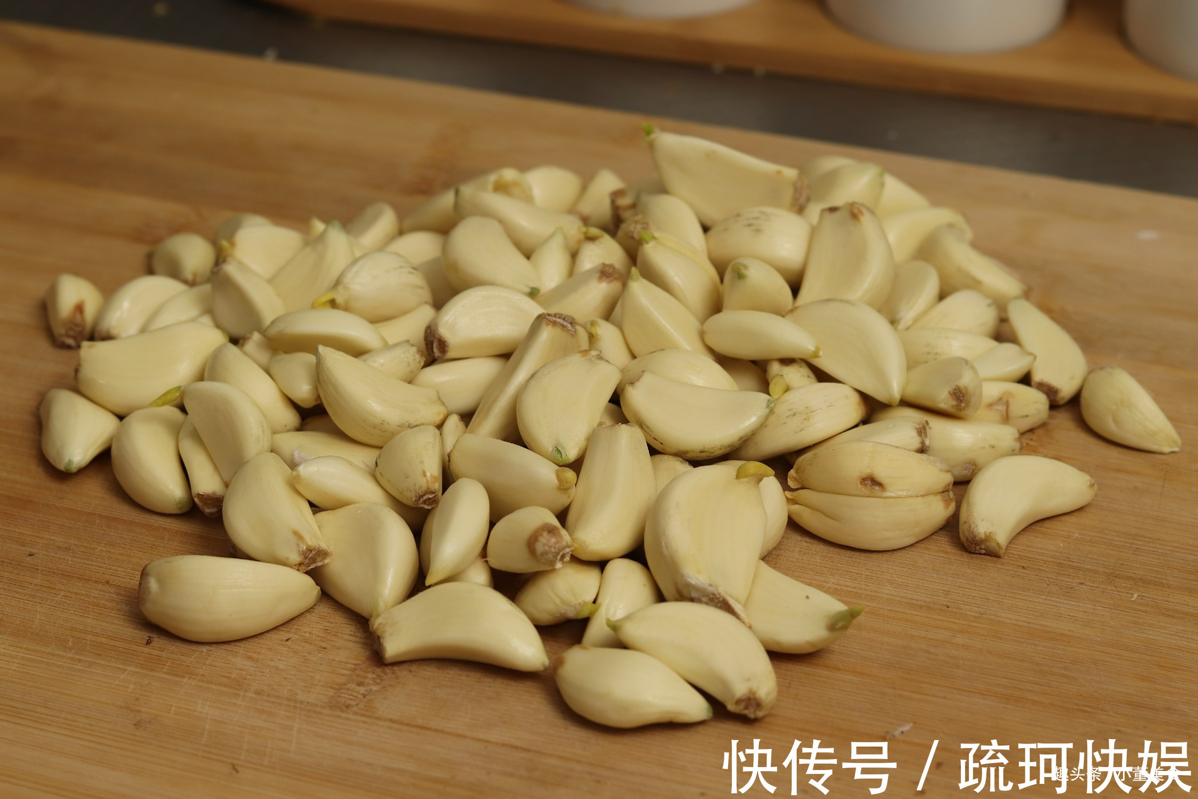 腌腊八蒜|腌腊八蒜，直接加醋泡就错了！多加这2步，清脆可口，2天就变绿