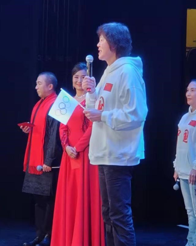 春晚|郎平美国生活惬意!成华人春晚主角,近照发福,住别墅开宝马X5