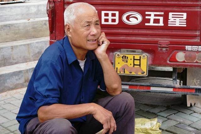 大集上老人卖多年不见的稀罕物,以前你家也有,75元一个值吗?