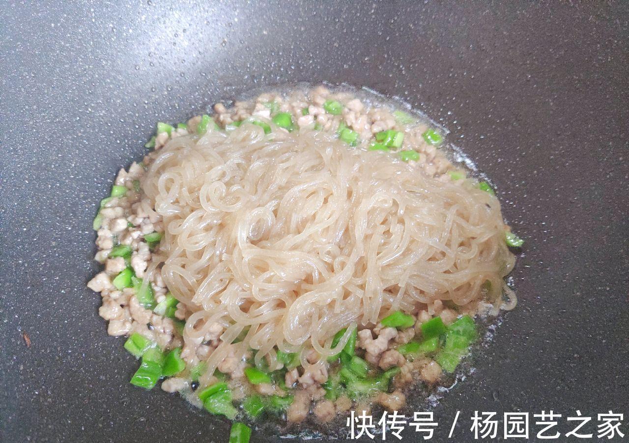 家常肉末粉条，做法简单，粉条爽滑，肉末鲜香，下饭又解馋