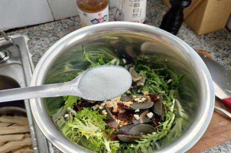 苦菊拌皮蛋，清爽解腻，下酒也下饭，做法简单味道佳