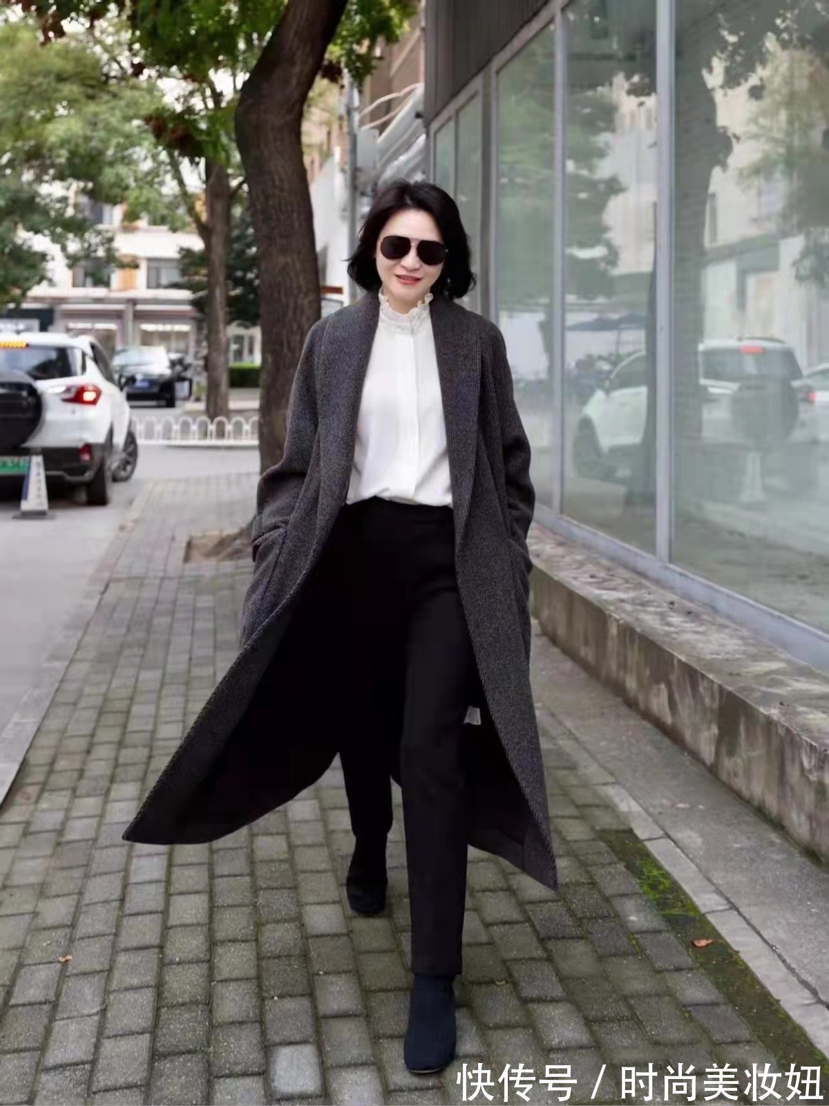 毛衣|上年纪的女人,“大衣+短靴”更显气质,高级洋气不说还保暖