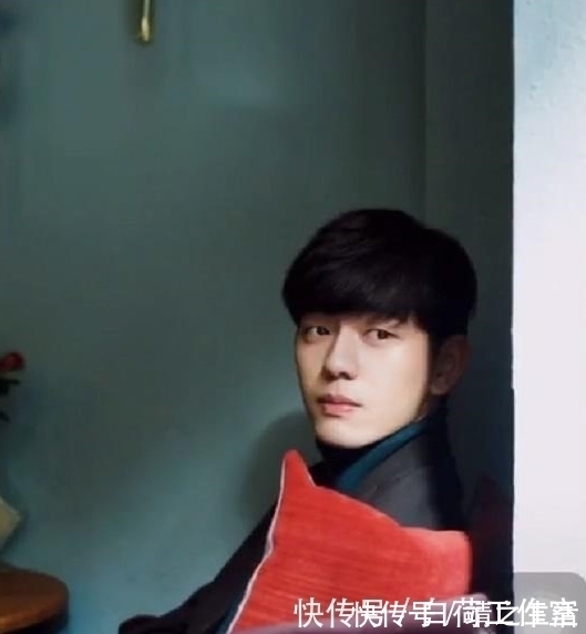 证件照|奇闻:男子晒自己初中到大学毕业的照片,变化惊人:成功逆袭男神