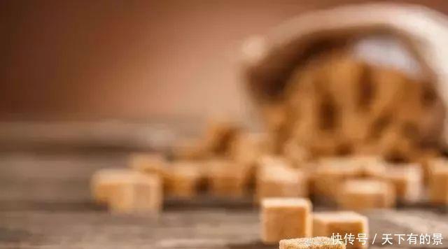 吃完香蕉皮不要随便扔,放上一把红糖,太实用了