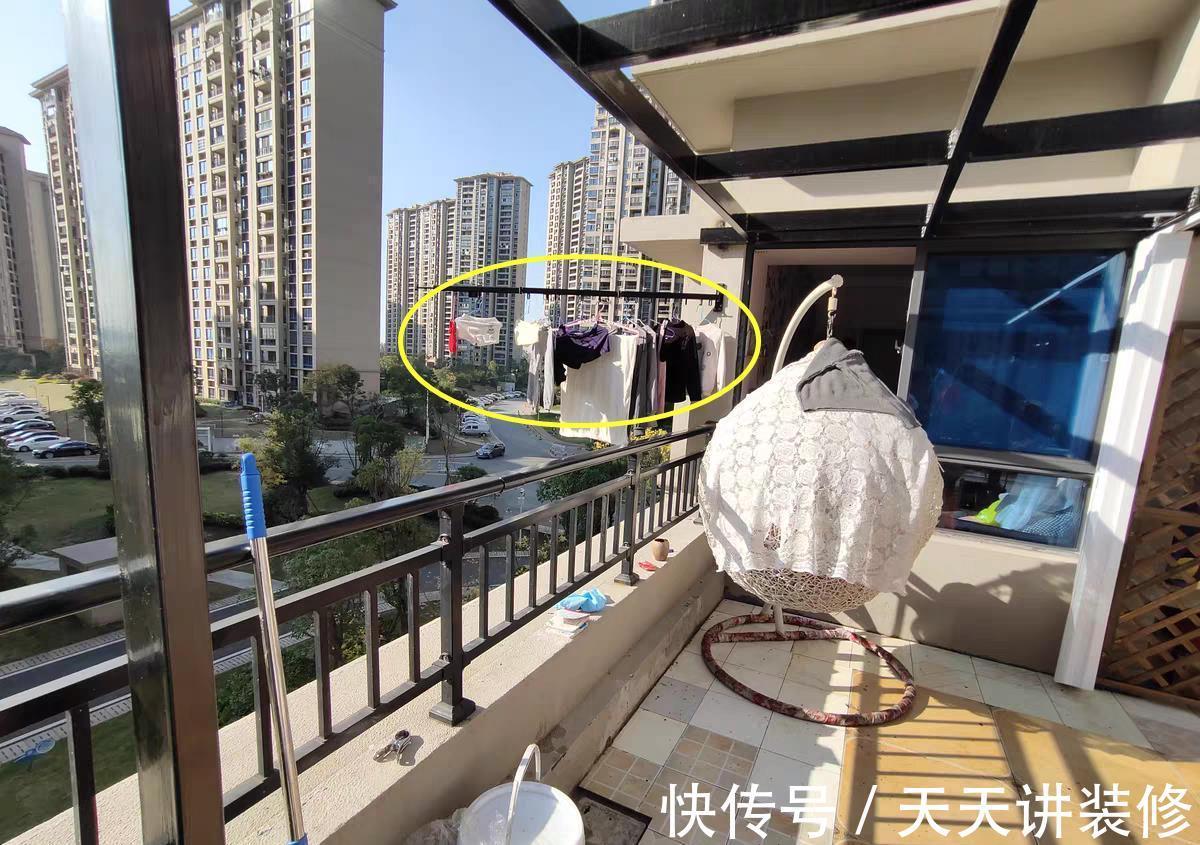 衣服|邻居太贪心,只有一个阳台,他装折叠晾衣架,一边晾晒一边改书房