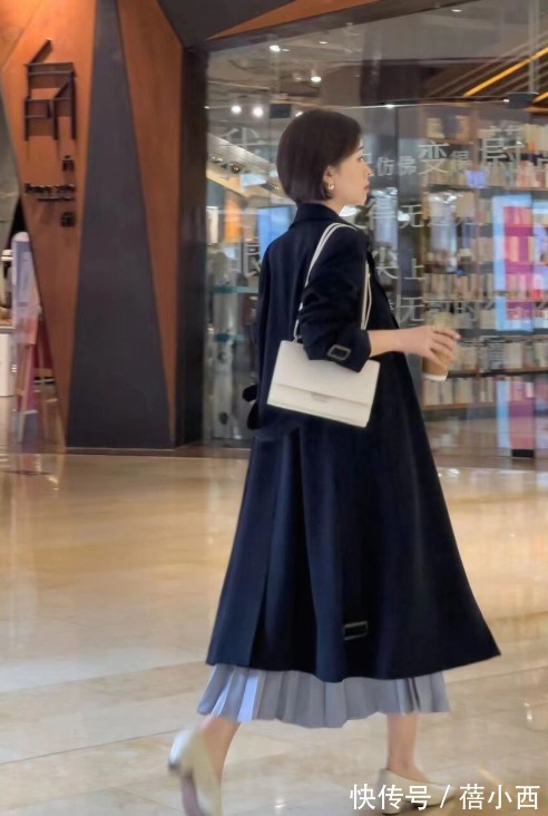 博主|今年春季建议多穿“风衣”,搭配小白裤和“半身裙”,时髦又优雅