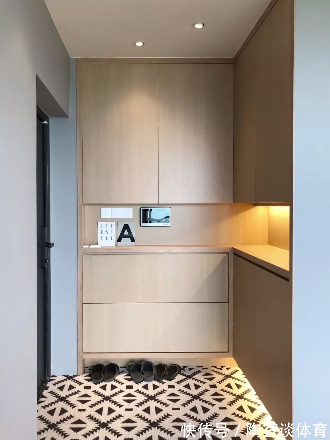 玄关|开门见厅的户型,这样装照样可以有玄关柜,比成品鞋柜更实用美观