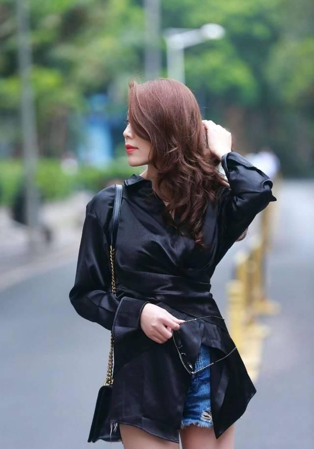 街拍黑色丝质衬衣搭配牛仔短裤,这样的搭配性感熟女值得拥有