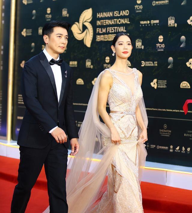 黄皮 克拉拉的身材绝了, 香槟色修身裙凸显完美线条, 体态姣好气质动人