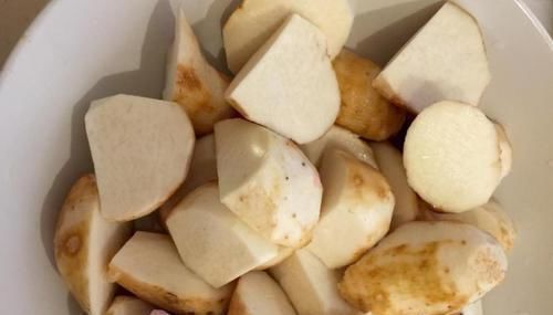 牙齿|冬天,女人要多吃这种“碱性食物”,皮肤好,头发乌黑,牙齿健康