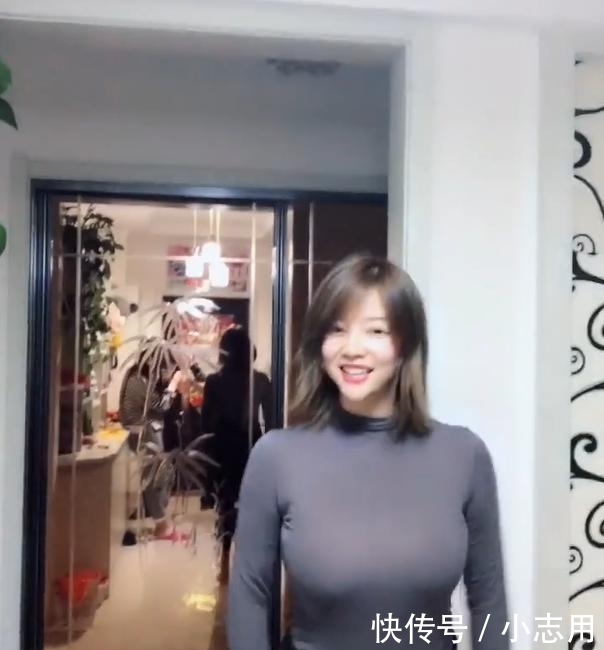 普通T恤,微胖美女穿出紧绷感,冬季依然很美!