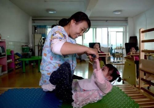 妈妈|“妈妈,耳朵听不见了,换个电池吧”,小女孩的话刺痛了母亲的心