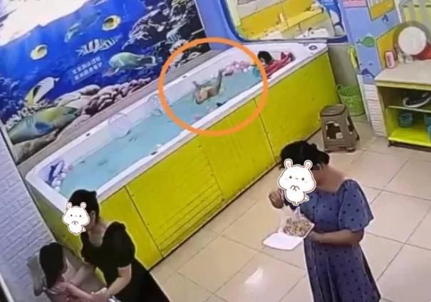 女童|四岁女童溺亡，妈妈就在一旁吃盒饭，其实，孩子的溺水往往很安静