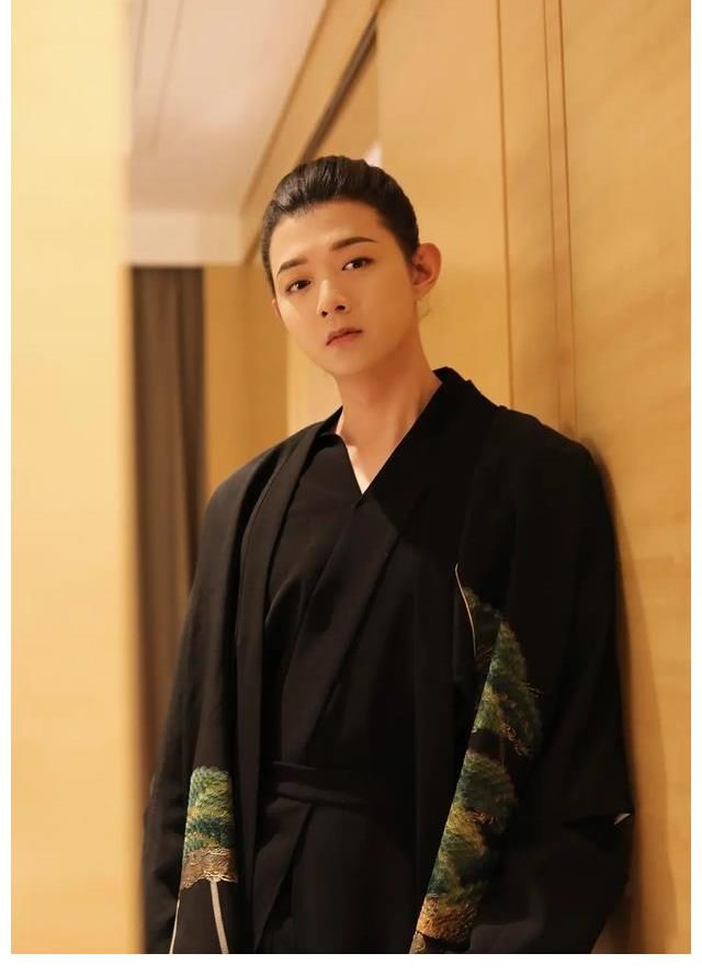 收盘价|霍尊殃及芒果超媒，市值蒸发600亿，新女友被扒与陈露完全相反