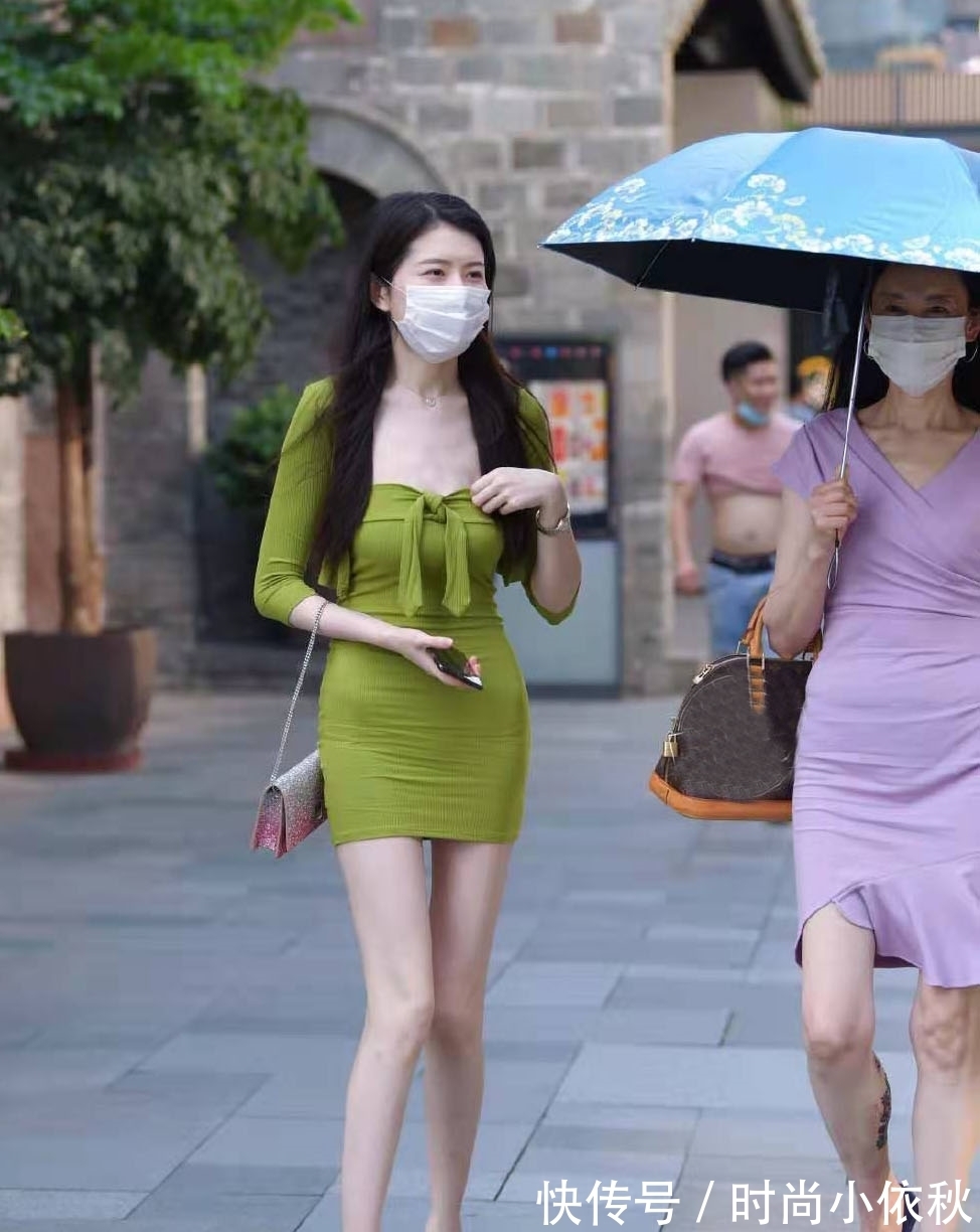 纯色|这才是苗条女生该有的穿搭，修身的款式配上草绿色，显年轻又优雅