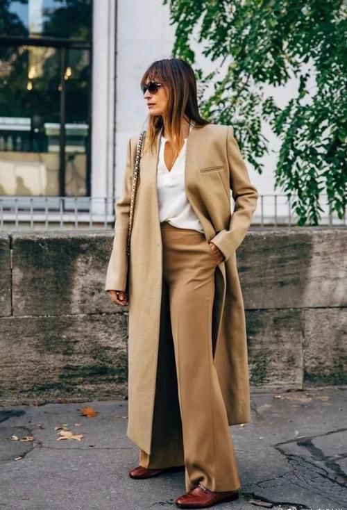 今冬，火了一款裤子叫：毛呢裤，配大衣气质又高级，谁穿谁好看