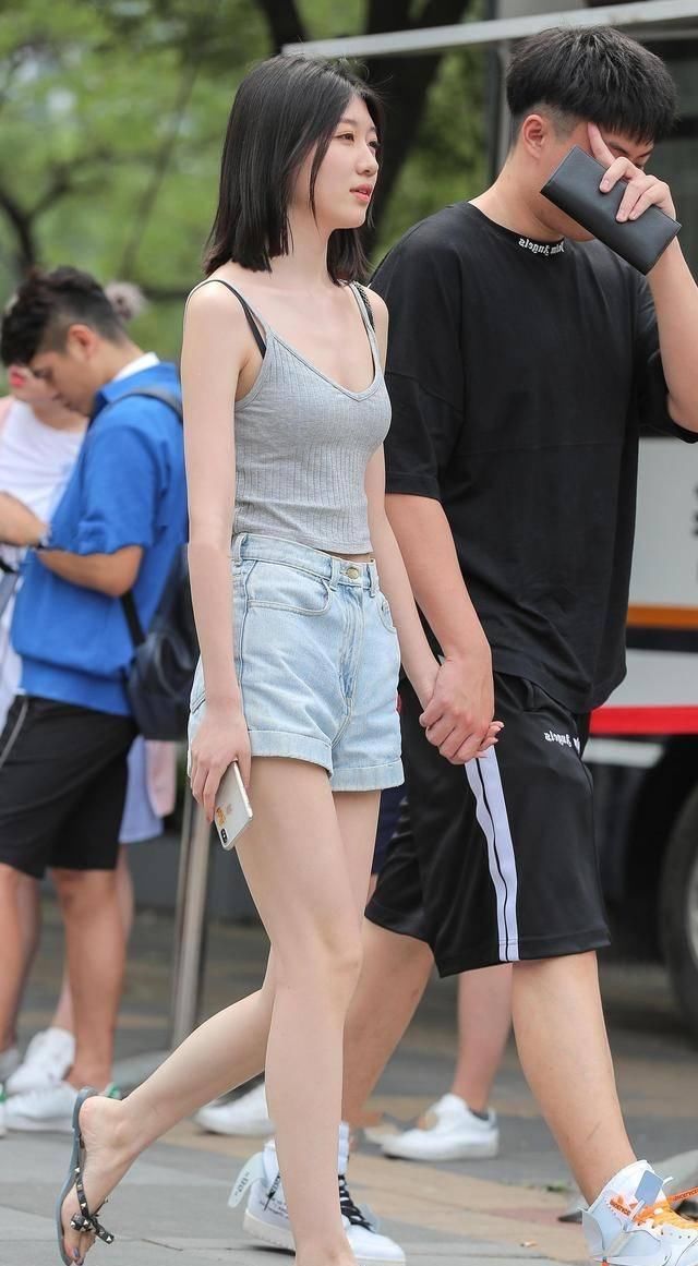 街拍气质小姐姐热裤分分钟秀出好身材,依偎在男友怀里很是甜蜜
