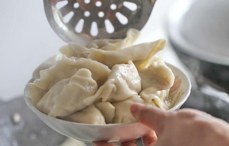 煮饺子,到底要不要盖锅盖很多人做错,难怪饺子老破皮