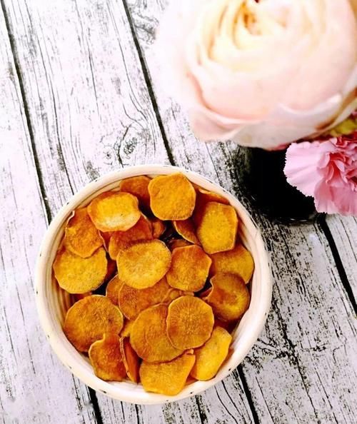 不油炸，热的时候红薯片是软的，简单几步，又酥又脆