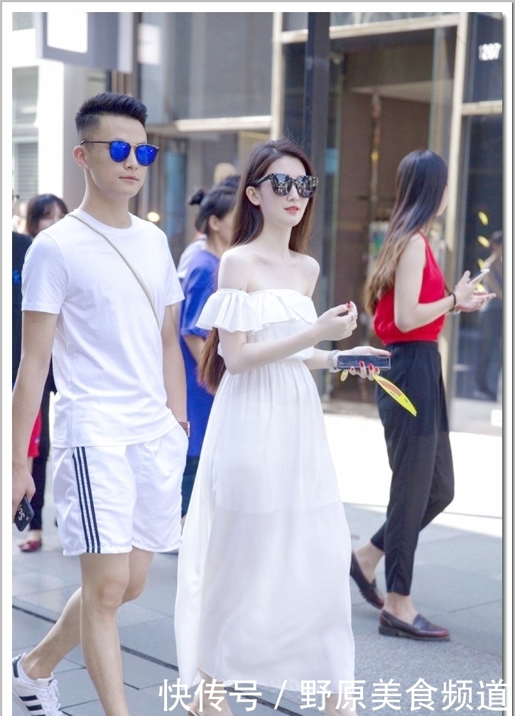 小露香|街拍:小姐姐小露香肩给人遐想,是有什么意义吗?