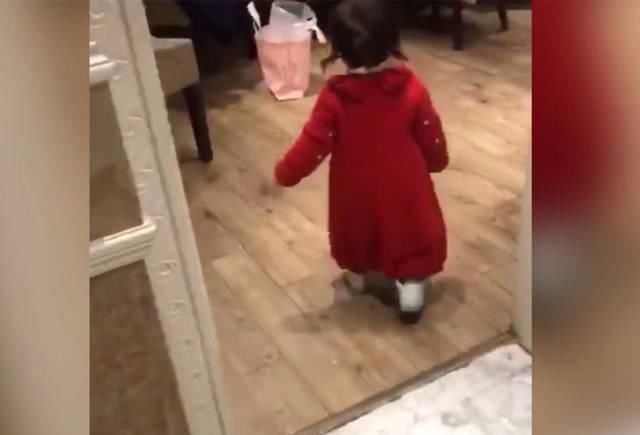 宝宝|宝宝天生“自来熟”,在饭店推开一个包房就进去,网友萌翻了