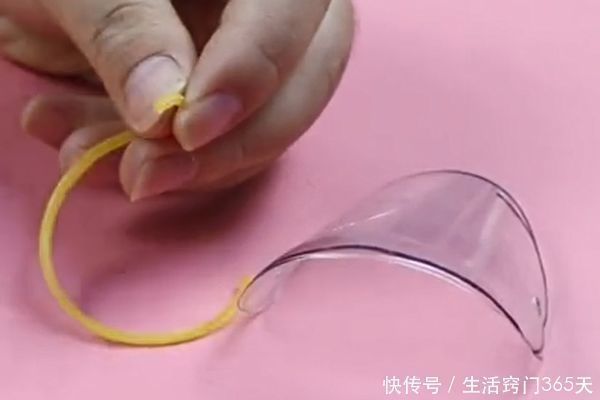 橡皮筋|塑料瓶上绑一根橡皮筋,放在厨房太强大了,轻松省下上百元!