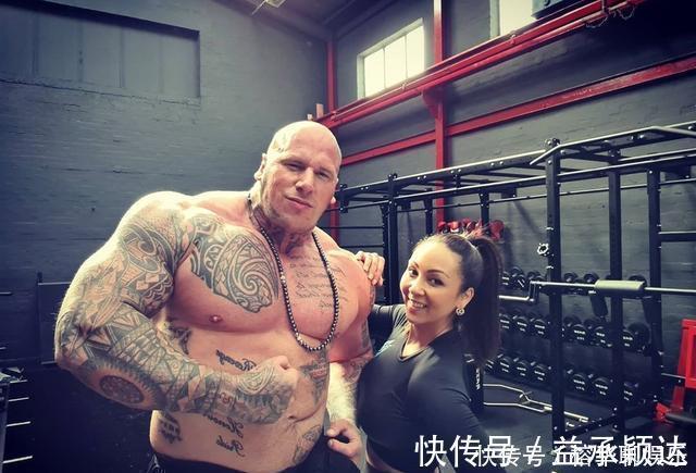 米高|2米高的他比巨石强森大一圈，瘦竹竿变肌肉巨兽，娇妻只有1米6