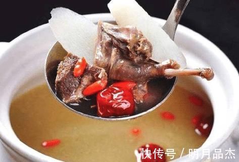 一鸽胜三鸡,鸽子要常吃,学会这样炖汤,肉质鲜嫩,营养不流失!