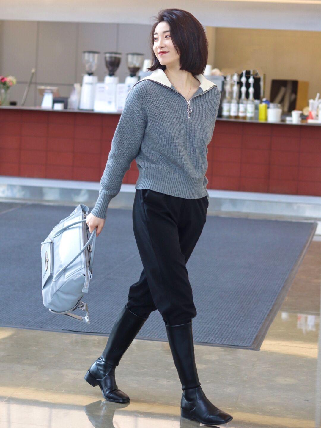 搭配 这才是冬季穿衣的典范,不刻意扮嫩,一件“毛衣”就足够