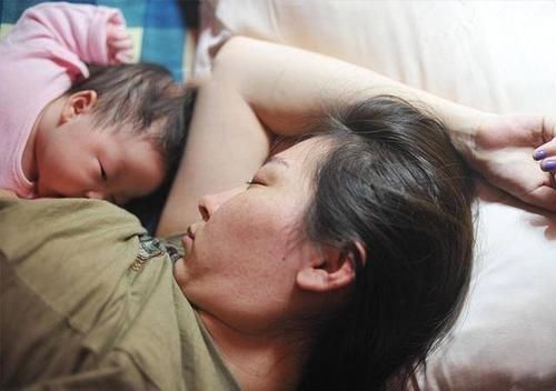 孩子|妈妈喂奶玩手机,被指影响宝宝正常发育,这种坏习惯你还在做吗?