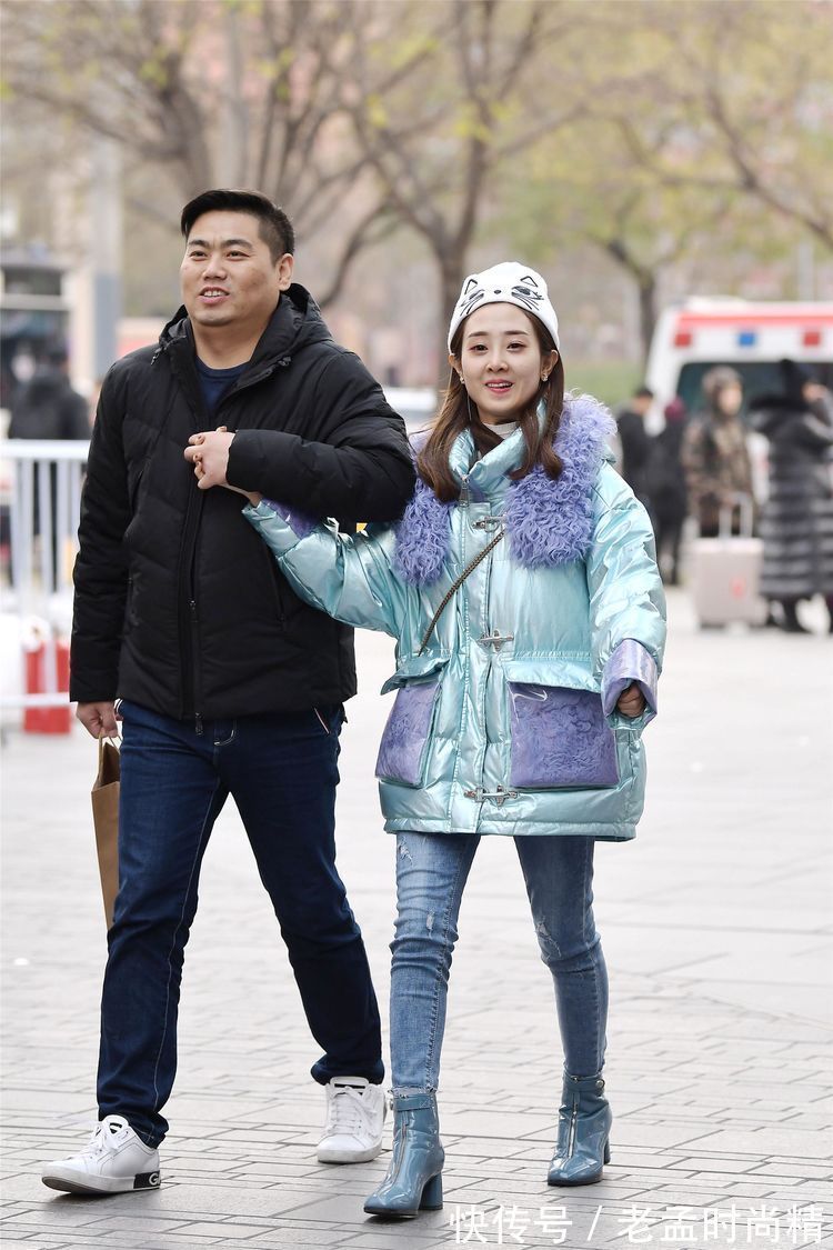 羽绒服 街拍:美女很会运用色彩,红色的大衣秀出黑色内搭,让人眼前一亮