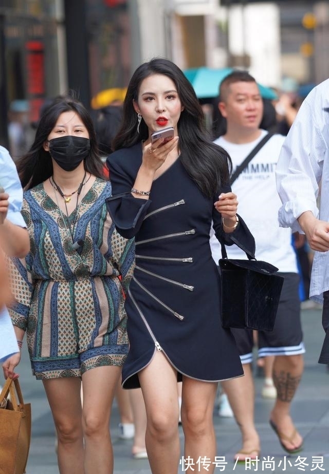 正式感|简约风格的藏青色连衣裙,加上六条拉链做装饰,精致又颇具正式感