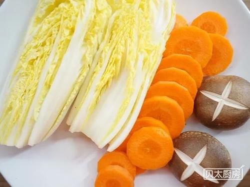 一人食的小火锅，每天都要不一样的好吃味，全身暖暖的！