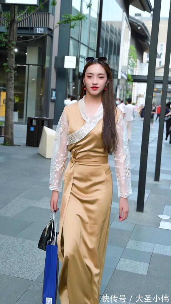 民族服饰|美女街拍:高挑的小姐姐,身着改良民族服装,兼具情怀和时尚