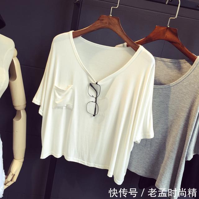 字母 对于微胖MM来说,一定要穿宽松的T恤,显瘦遮肉,你的首选