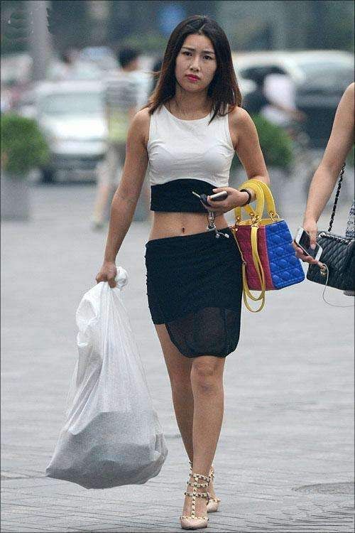 搭配|纯色修身上衣，搭配紧身牛仔裤和小高跟，成熟性感的美女魅力十足