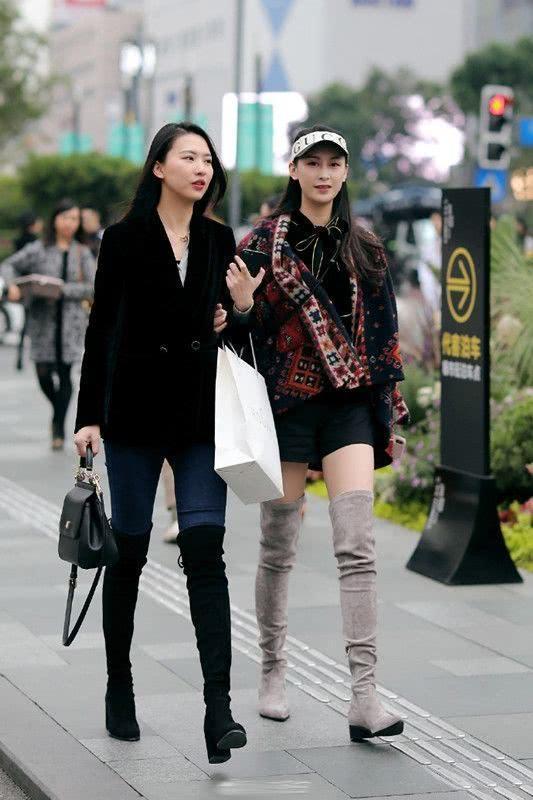 身姿 时尚太阳帽,黑色T恤搭配打底裤,贴身剪裁的让你更加的美丽