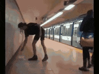 |搞笑GIF：当空姐也不容易啊，下班后没想到是这样子呢