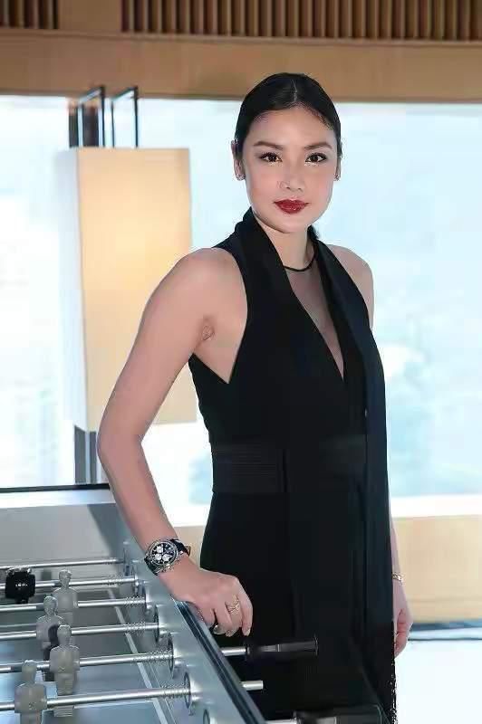 大宽|乐基儿身材好健美,大宽肩膀还穿挂脖连体裤,倒三角曲线真惹眼